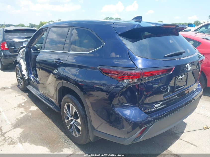 2025 Toyota Highlander VIN 5TDKDRBH1SS583201 IAAI salvage auction — SIDE, Salvage (North Carolina), sold $14,200 on 2026-07-26 (photo 3)
