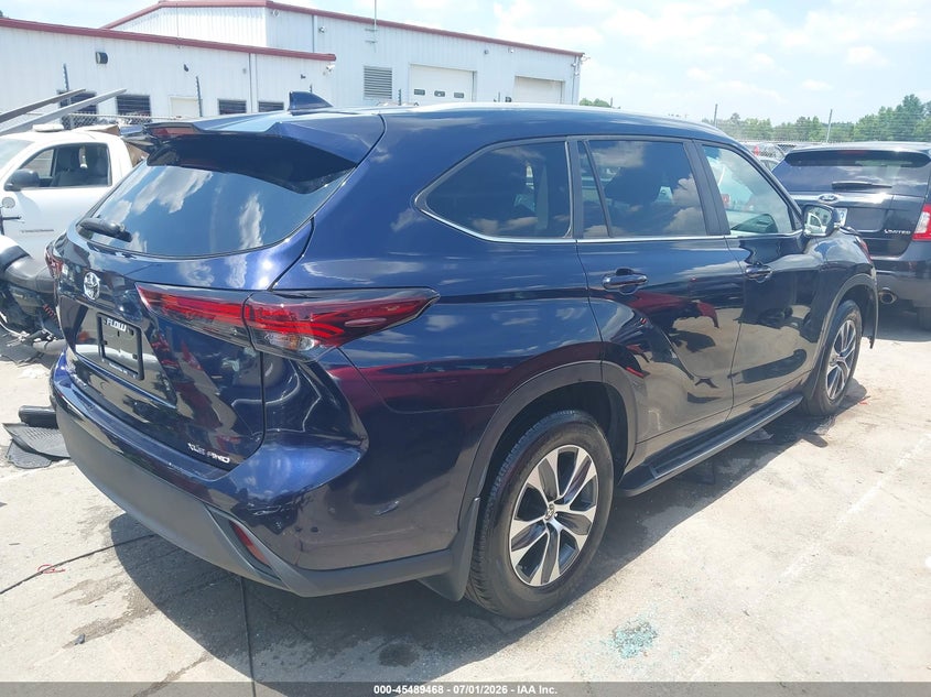 2025 Toyota Highlander VIN 5TDKDRBH1SS583201 IAAI salvage auction — SIDE, Salvage (North Carolina), sold $14,200 on 2026-07-26 (photo 4)