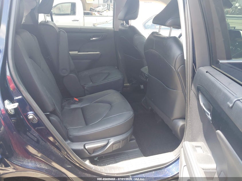 2025 Toyota Highlander VIN 5TDKDRBH1SS583201 IAAI salvage auction — SIDE, Salvage (North Carolina), sold $14,200 on 2026-07-26 (photo 8)