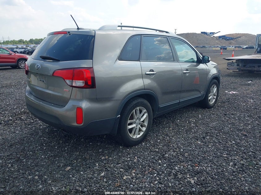 2015 Kia Sorento VIN 5XYKTDA68FG583043 IAAI salvage auction — NORMAL WEAR, Clear (New York), sold $800 on 2026-07-28 (photo 4)