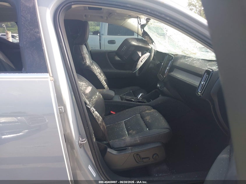 2025 Volvo Xc40 VIN YV4L12UE8S2482054 IAAI salvage auction — FRONT & REAR, Salvage Title, sold $3,000 on 2026-08-27 (photo 5)