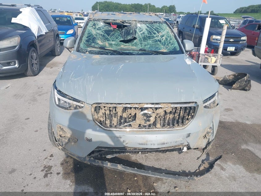 2025 Volvo Xc40 VIN YV4L12UE8S2482054 IAAI salvage auction — FRONT & REAR, Salvage Title, sold $3,000 on 2026-08-27 (photo 6)