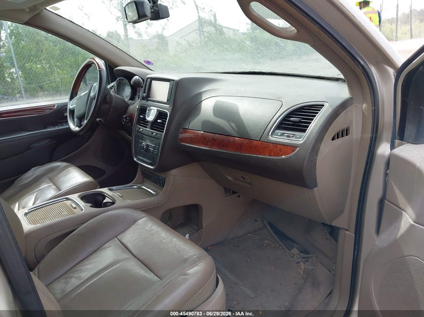 2012 Chrysler Town & country VIN 2C4RC1GG9CR237250 IAAI salvage auction — NORMAL WEAR, Clear-Endorsement (Wisconsin), sold $275 on 2026-07-11 (photo 5)