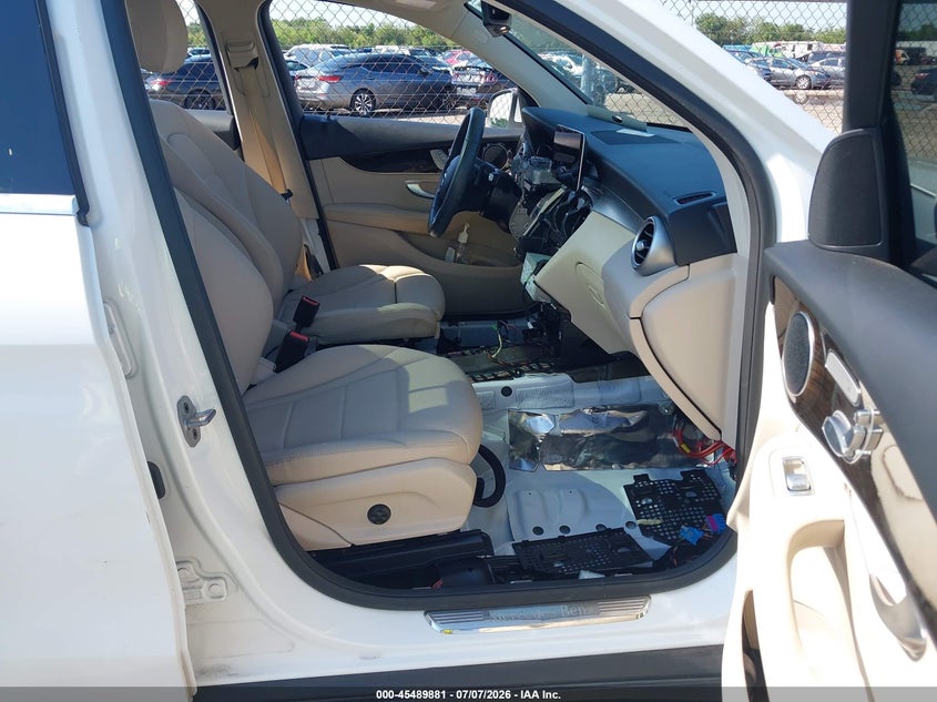 2022 Mercedes-benz Glc VIN W1N0G8DB8NG102434 IAAI salvage auction — WATER/FLOOD, Salvage Title, sold $9,500 on 2026-07-31 (photo 5)