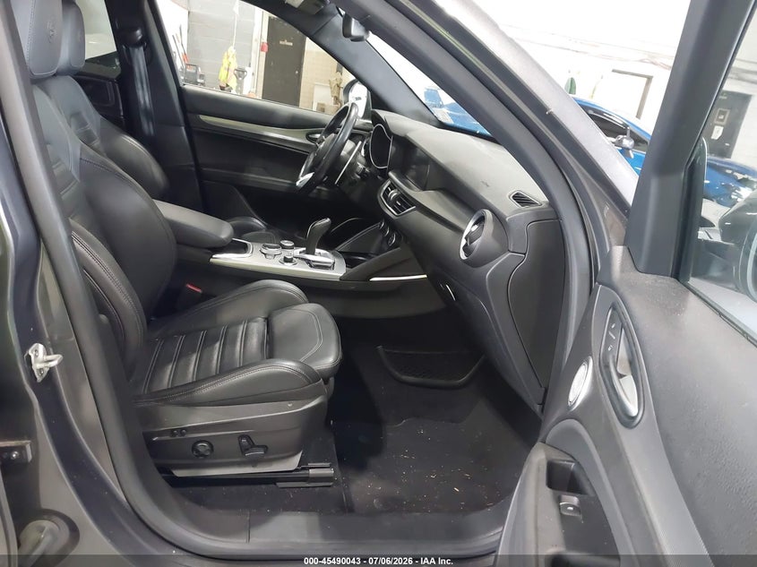 2020 Alfa romeo Stelvio VIN ZASPAKBN0L7C73734 IAAI salvage auction — REAR END, Salvage Title, sold $10,600 on 2026-08-09 (photo 5)