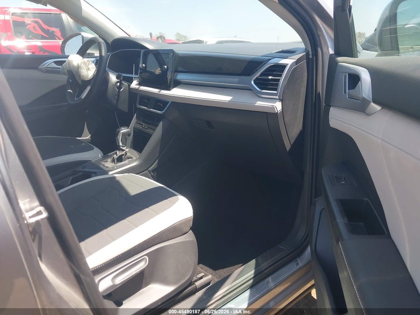 2025 Volkswagen Taos VIN 3VVEC7B25SM085715 IAAI salvage auction — SIDE, Salvage Title, sold $8,300 on 2026-08-22 (photo 5)