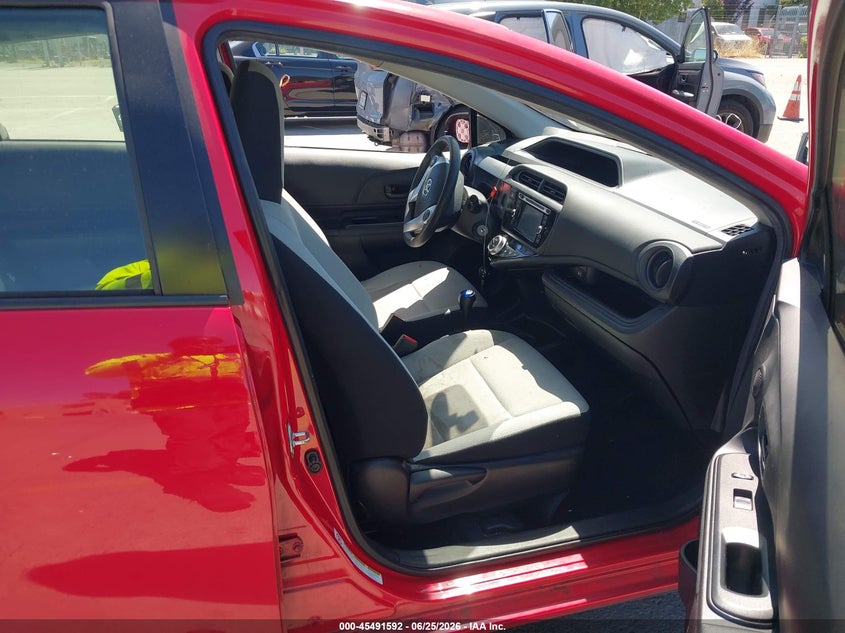 2016 Toyota Prius c VIN JTDKDTB33G1131675 IAAI salvage auction — RIGHT FRONT, Salvage Title, sold $1,800 on 2026-07-20 (photo 5)