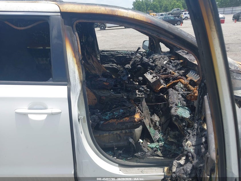 2017 Kia SEDONA VIN KNDMC5C10H6329655 IAAI salvage auction — ENGINE BURN, Parts Only (Arkansas), sold $100 on 2026-07-29 (photo 5)