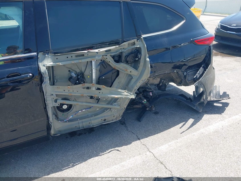 2022 Toyota Highlander VIN 5TDBZRBH9NS594890 IAAI salvage auction — SIDE, Salvage (Indiana), sold $9,600 on 2026-07-26 (photo 6)