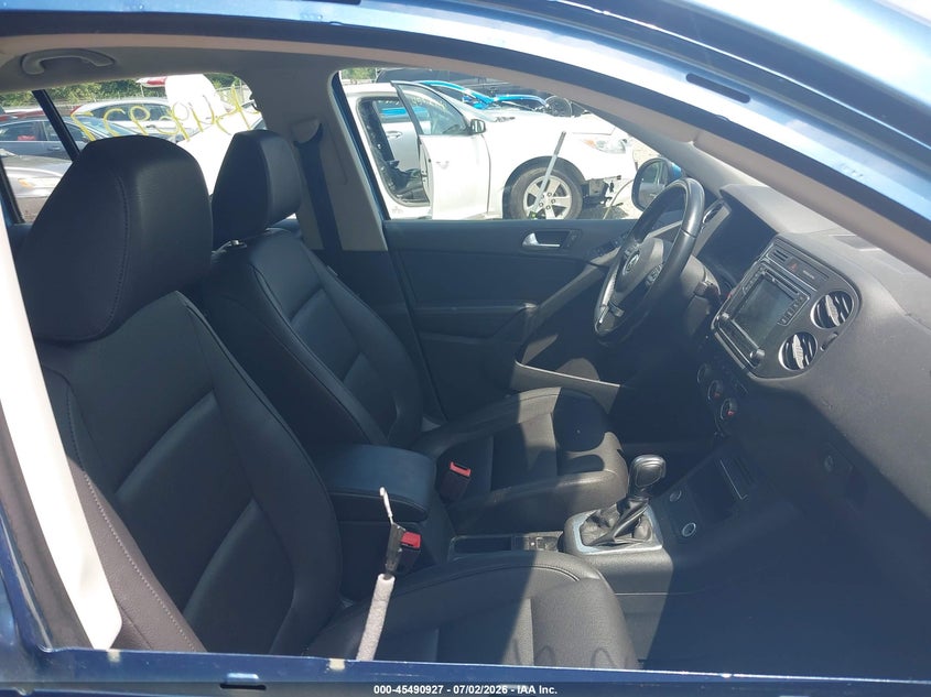2017 Volkswagen Tiguan VIN WVGAV7AX0HK033084 IAAI salvage auction — FRONT END, Salvage Title, sold $1,800 on 2026-07-31 (photo 5)