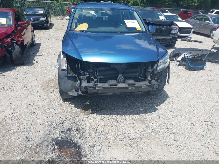 2017 Volkswagen Tiguan VIN WVGAV7AX0HK033084 IAAI salvage auction — FRONT END, Salvage Title, sold $1,800 on 2026-07-31 (photo 6)