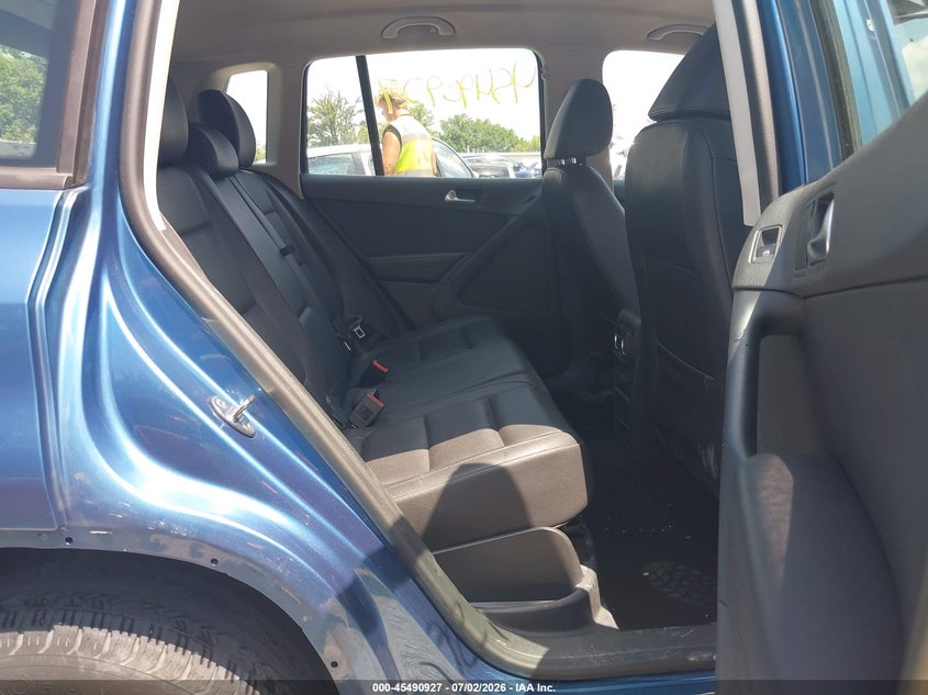 2017 Volkswagen Tiguan VIN WVGAV7AX0HK033084 IAAI salvage auction — FRONT END, Salvage Title, sold $1,800 on 2026-07-31 (photo 8)