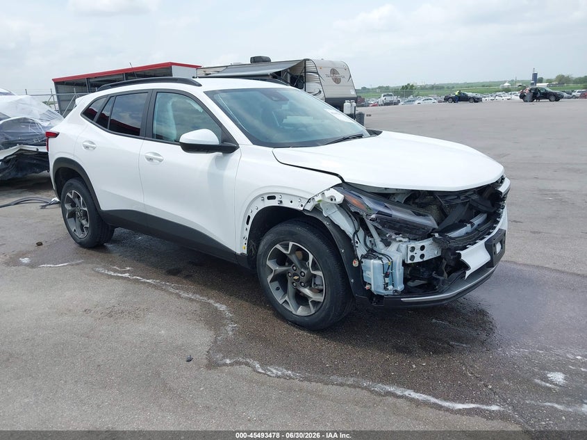 2024 Chevrolet Trax VIN KL77LHE21RC028672 IAAI salvage auction — RIGHT FRONT, Salvage Title, sold $6,300 on 2026-08-01 (photo 1)