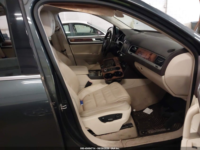 2011 Volkswagen Touareg VIN WVGFK9BPXBD006740 IAAI salvage auction — NORMAL WEAR, Clear (Minnesota), sold $1,450 on 2026-07-08 (photo 5)
