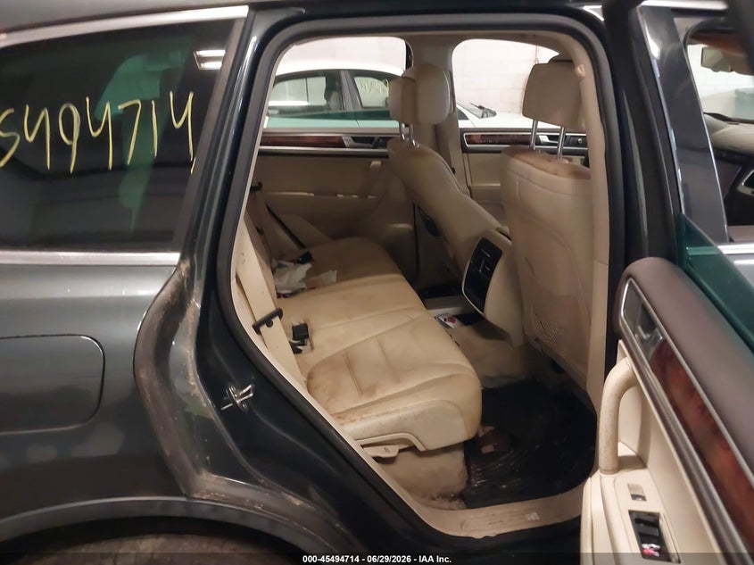 2011 Volkswagen Touareg VIN WVGFK9BPXBD006740 IAAI salvage auction — NORMAL WEAR, Clear (Minnesota), sold $1,450 on 2026-07-08 (photo 8)
