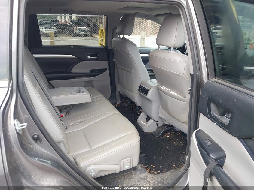 2018 Toyota Highlander VIN 5TDJGRFH9JS037788 IAAI salvage auction — RIGHT SIDE, Salvage (North Carolina), sold $8,100 on 2026-07-16 (photo 8)
