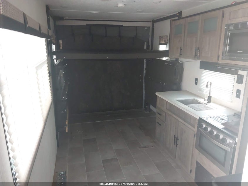 2021 Puma VIN 5ZT2PTSB8M4007649 IAAI salvage auction — STORM DAMAGE, Salvage Title, sold $8,900 on 2026-08-18 (photo 8)
