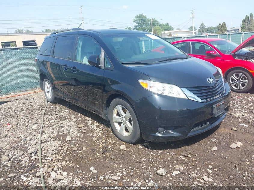 2017 Toyota Sienna VIN 5TDKZ3DC1HS898699 IAAI salvage auction — REAR END, Salvage Title, sold $10,050 on 2026-07-29 (photo 1)