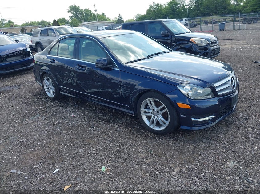 2012 Mercedes-benz C-klasse VIN WDDGF8BB8CA704560 IAAI salvage auction — RIGHT SIDE, Wait Title, sold $2,650 on 2026-08-12 (photo 1)