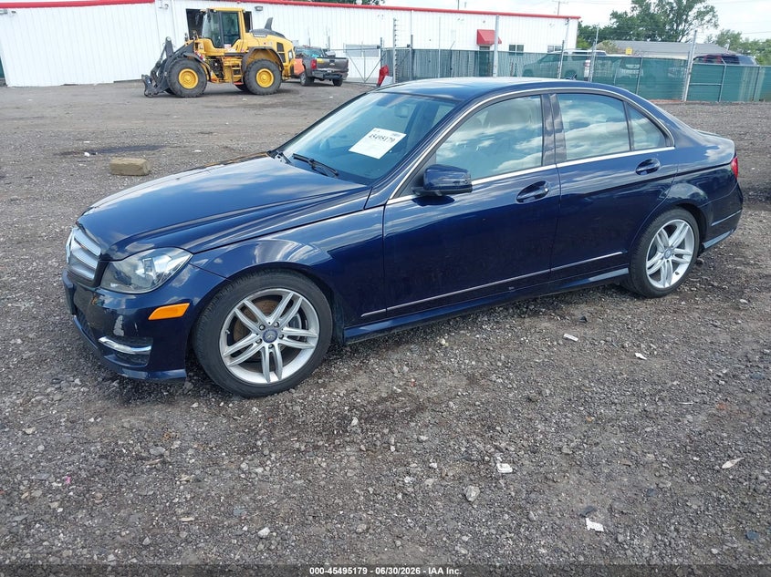 2012 Mercedes-benz C-klasse VIN WDDGF8BB8CA704560 IAAI salvage auction — RIGHT SIDE, Wait Title, sold $2,650 on 2026-08-12 (photo 2)