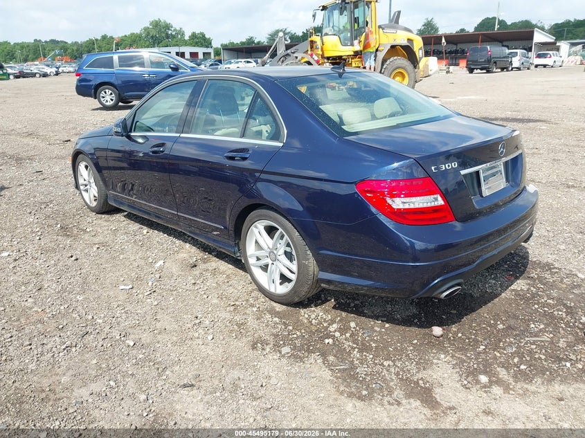 2012 Mercedes-benz C-klasse VIN WDDGF8BB8CA704560 IAAI salvage auction — RIGHT SIDE, Wait Title, sold $2,650 on 2026-08-12 (photo 3)