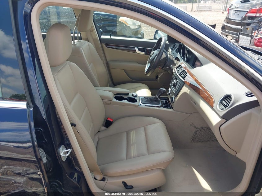 2012 Mercedes-benz C-klasse VIN WDDGF8BB8CA704560 IAAI salvage auction — RIGHT SIDE, Wait Title, sold $2,650 on 2026-08-12 (photo 5)