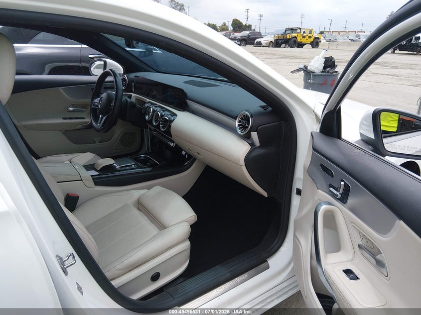 2022 Mercedes-benz A-klasse VIN W1K3G4EBXNJ324770 IAAI salvage auction — SIDE, Salvage Title, sold $9,650 on 2026-08-12 (photo 5)