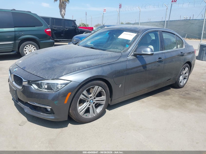 2018 BMW 3er VIN WBA8E1C5XJA755974 IAAI salvage auction — NORMAL WEAR, Salvage (California), sold $1,900 on 2026-07-29 (photo 2)
