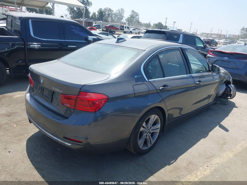 2018 BMW 3er VIN WBA8E1C5XJA755974 IAAI salvage auction — NORMAL WEAR, Salvage (California), sold $1,900 on 2026-07-29 (photo 4)