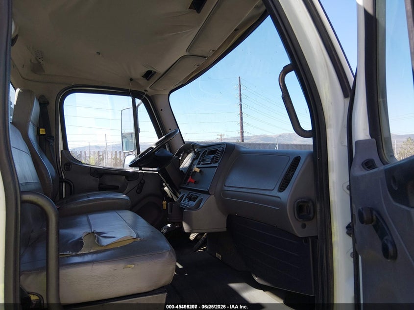 2014 Freightliner M2 106 VIN 1FVACXDT6EHFX1372 IAAI salvage auction — NORMAL WEAR, Sf97 (Nevada), sold $525 on 2026-07-30 (photo 5)