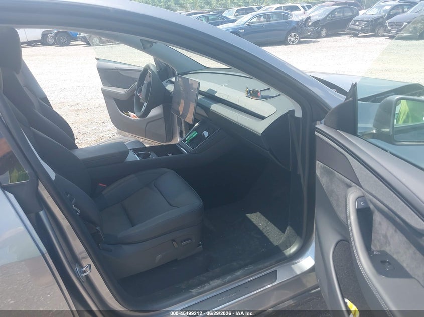 2026 Tesla Model y VIN 7SAYGDED9TF433133 IAAI salvage auction — RIGHT FRONT, Salvage Title, sold $19,950 on 2026-08-27 (photo 5)