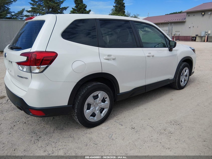 2024 Subaru Forester VIN JF2SKAAC8RH431297 IAAI salvage auction — HAIL, Clear Claim Paid (Wisconsin), sold $8,100 on 2026-07-29 (photo 4)
