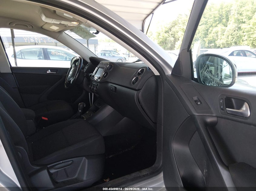 2017 Volkswagen Tiguan VIN WVGBV7AX3HK046562 IAAI salvage auction — REAR END, Salvage (Connecticut), sold $875 on 2026-07-30 (photo 5)