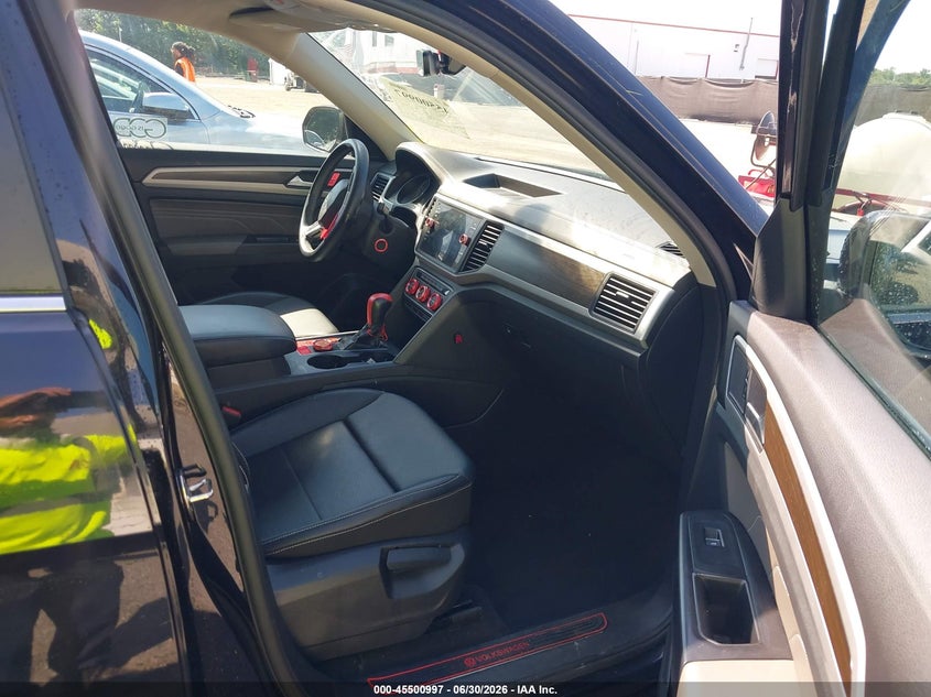 2021 Volkswagen Atlas VIN 1V2HR2CA7MC551683 IAAI salvage auction — REAR END, Salvage Title, sold $5,600 on 2026-09-23 (photo 5)