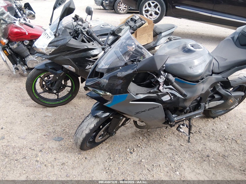2025 Kawasaki Zx VIN JKBZXJK18SA010180 IAAI salvage auction — SIDE, Salvage (Wisconsin), sold $1,800 on 2026-07-28 (photo 2)