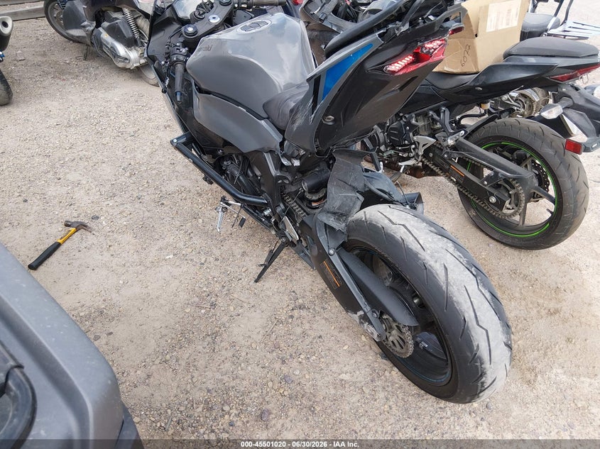 2025 Kawasaki Zx VIN JKBZXJK18SA010180 IAAI salvage auction — SIDE, Salvage (Wisconsin), sold $1,800 on 2026-07-28 (photo 3)