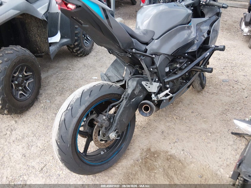 2025 Kawasaki Zx VIN JKBZXJK18SA010180 IAAI salvage auction — SIDE, Salvage (Wisconsin), sold $1,800 on 2026-07-28 (photo 4)