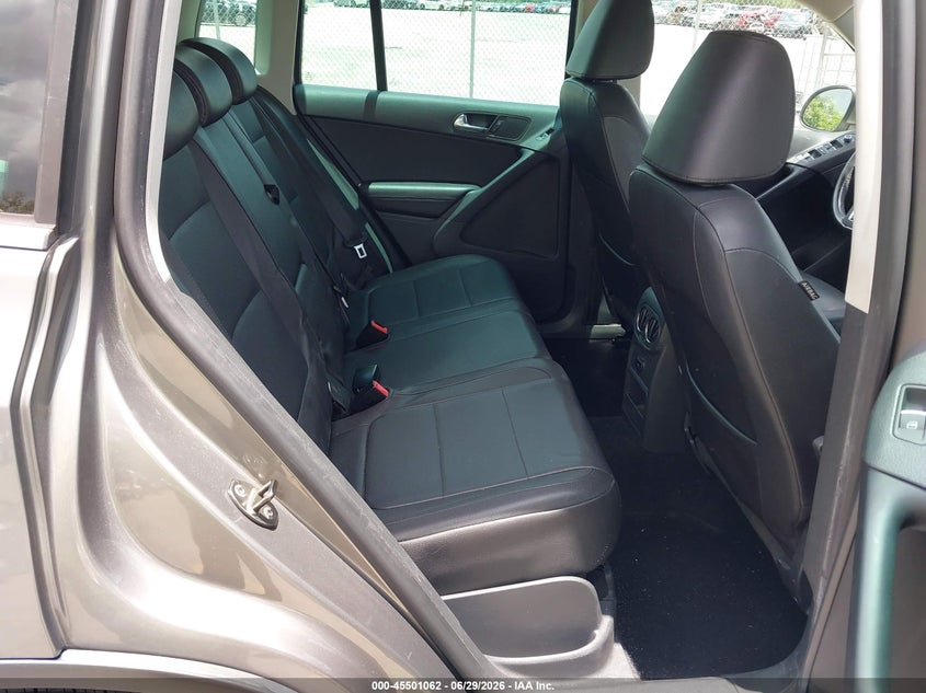 2011 Volkswagen Tiguan VIN WVGAV7AX2BW505463 IAAI salvage auction — FRONT END, Rebuildable (Florida), sold $375 on 2026-07-29 (photo 8)
