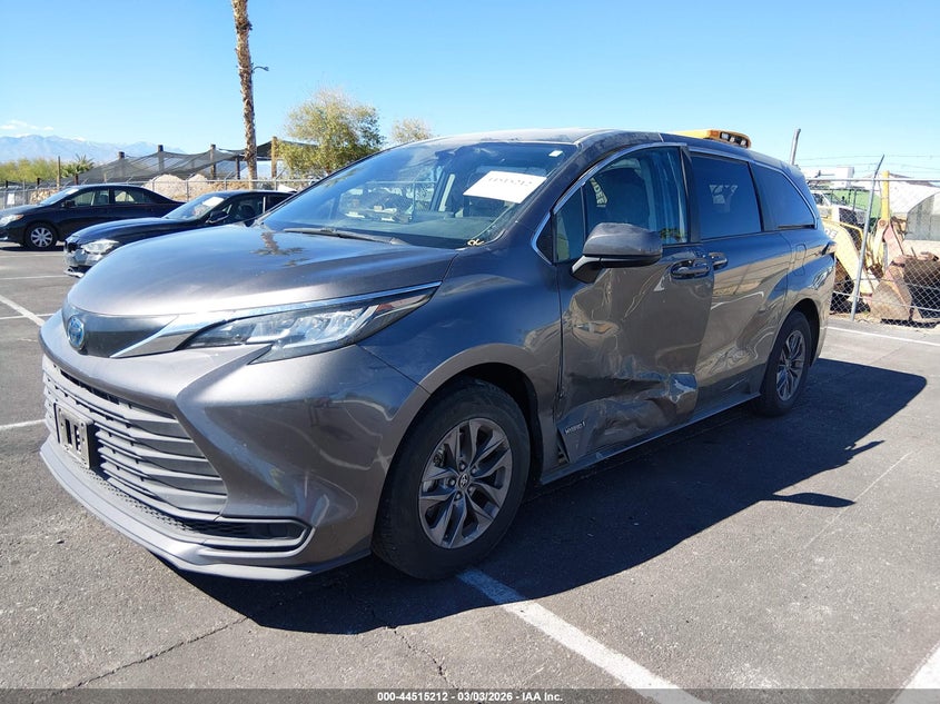 2021 Toyota Sienna VIN 5TDKRKEC1MS042709 IAAI salvage auction — LEFT SIDE, Salvage Title, sold $12,000 on 2026-07-24 (photo 2)