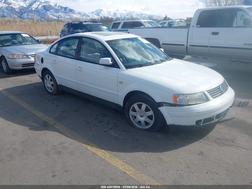 2000 Volkswagen Passat VIN WVWMA23B1YP305744 IAAI salvage auction — FRONT & REAR, Clear (Utah), sold $275 on 2026-07-16 (photo 1)