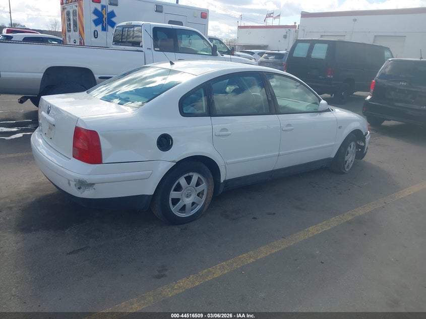 2000 Volkswagen Passat VIN WVWMA23B1YP305744 IAAI salvage auction — FRONT & REAR, Clear (Utah), sold $275 on 2026-07-16 (photo 4)