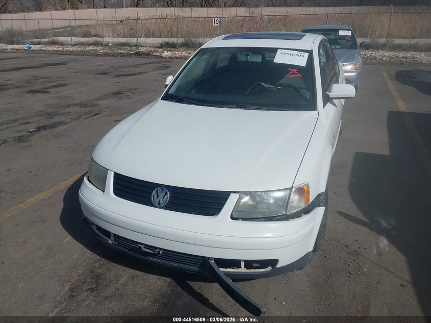 2000 Volkswagen Passat VIN WVWMA23B1YP305744 IAAI salvage auction — FRONT & REAR, Clear (Utah), sold $275 on 2026-07-16 (photo 6)