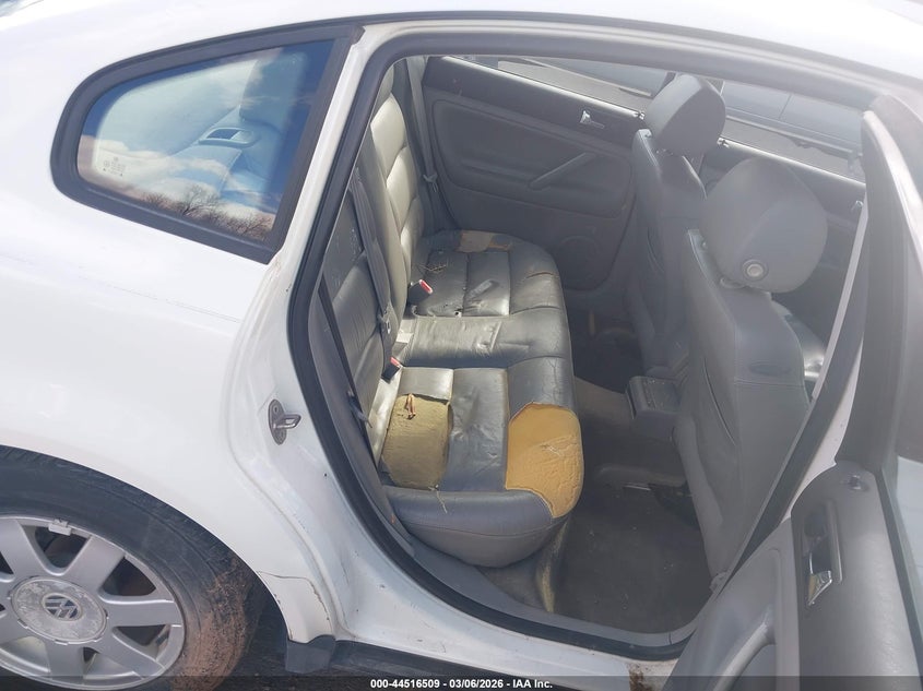 2000 Volkswagen Passat VIN WVWMA23B1YP305744 IAAI salvage auction — FRONT & REAR, Clear (Utah), sold $275 on 2026-07-16 (photo 8)