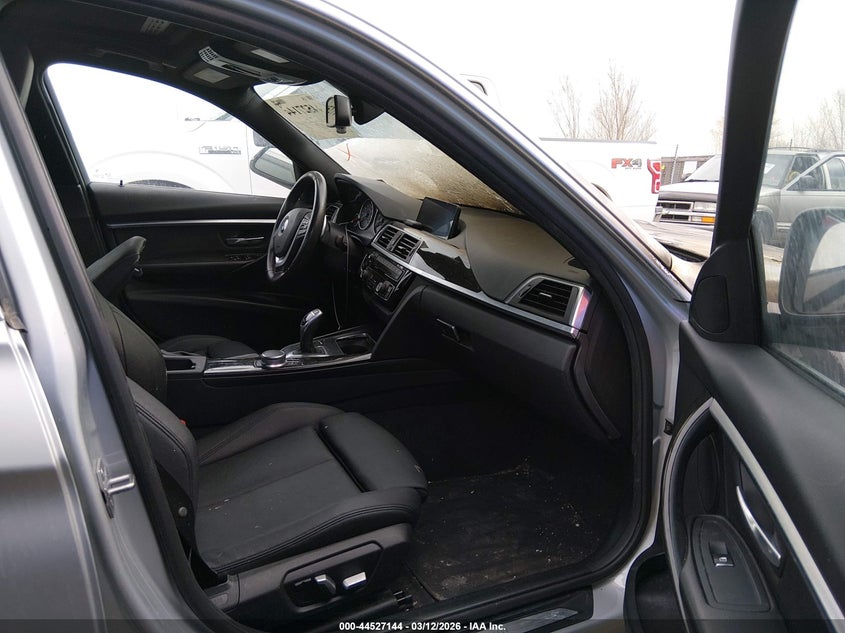 2017 BMW 3er VIN WBA8D9C31HA005745 IAAI salvage auction — ENGINE BURN, Salvage Title, sold $300 on 2026-08-04 (photo 5)