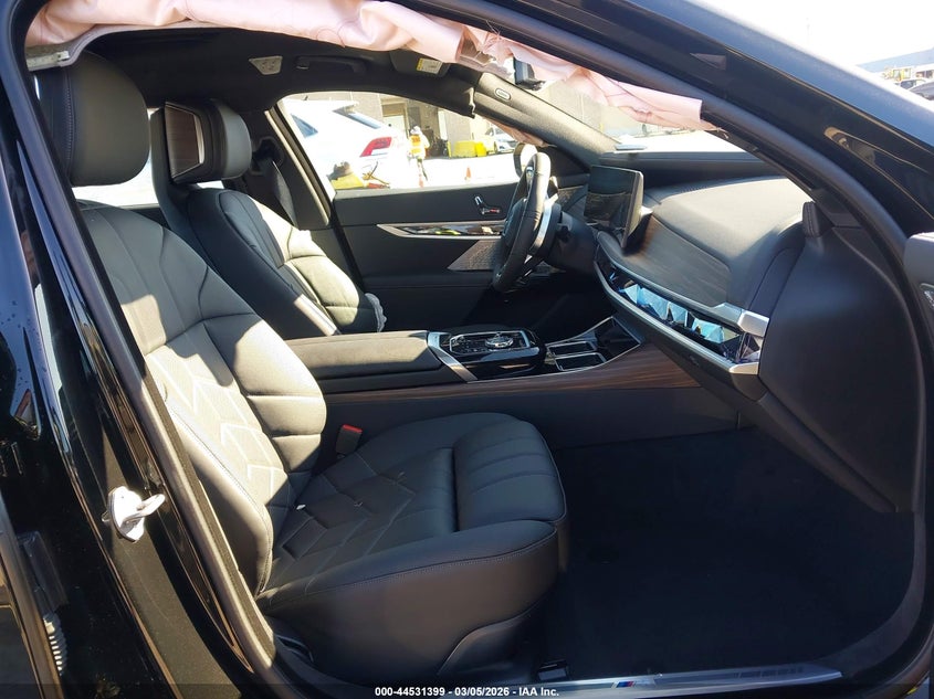 2025 BMW 7er VIN WBA23EH0XSCV64593 IAAI salvage auction — LEFT FRONT, Salvage (California), sold $46,150 on 2026-07-06 (photo 5)