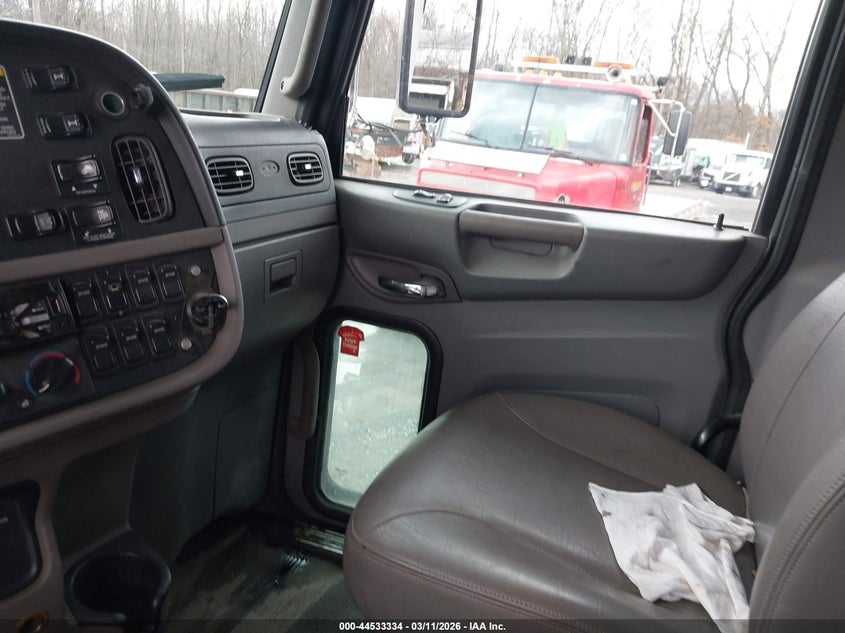 2016 Peterbilt 365 VIN 1NPSXPEX1GD362014 IAAI salvage auction — NORMAL WEAR, Clear (Pennsylvania), sold $29,000 on 2026-07-15 (photo 6)