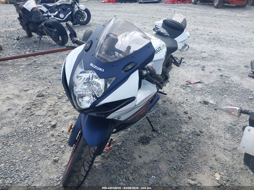 2025 Suzuki Gsx-r VIN JS1GN7FA8S7100196 IAAI salvage auction — LEFT SIDE, Salvage Title, sold $4,500 on 2026-08-01 (photo 2)