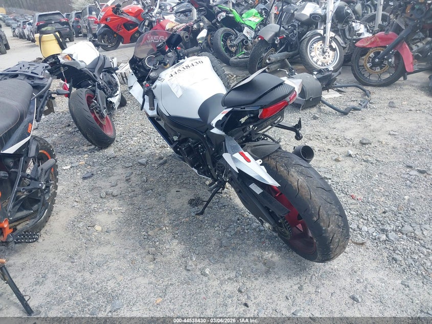 2025 Suzuki Gsx-r VIN JS1GN7FA8S7100196 IAAI salvage auction — LEFT SIDE, Salvage Title, sold $4,500 on 2026-08-01 (photo 3)