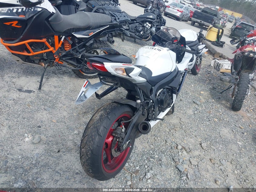 2025 Suzuki Gsx-r VIN JS1GN7FA8S7100196 IAAI salvage auction — LEFT SIDE, Salvage Title, sold $4,500 on 2026-08-01 (photo 4)