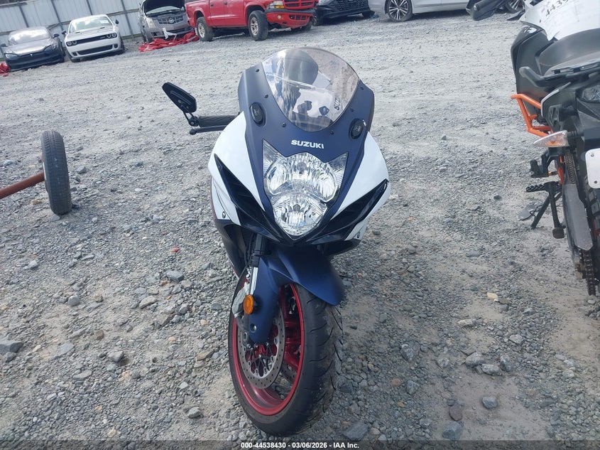 2025 Suzuki Gsx-r VIN JS1GN7FA8S7100196 IAAI salvage auction — LEFT SIDE, Salvage Title, sold $4,500 on 2026-08-01 (photo 5)